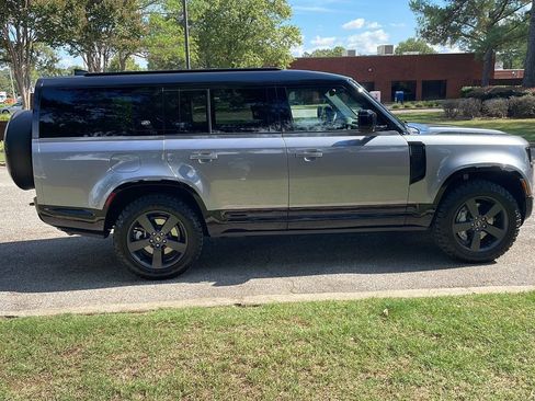 Used 2023 Land Rover Defender 130 X-Dynamic SE image 5