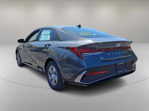New 2025 Hyundai Elantra SE image 5