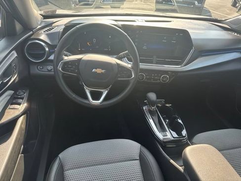 Used 2025 Chevrolet Trax LT w/ Driver Confidence Package FWD image 5