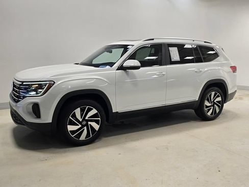 Used 2025 Volkswagen Atlas SEL AWD/4WD image 32