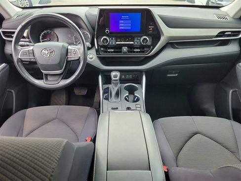 Used 2023 Toyota Highlander LE image 13