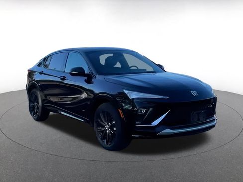 Used 2025 Buick Envista Sport Touring image 2