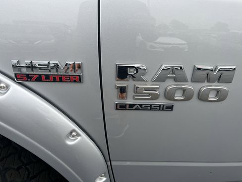 Used 2019 RAM 1500 Classic SLT AWD/4WD image 40