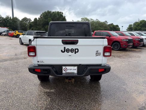 Used 2024 Jeep Gladiator Sport AWD/4WD image 5