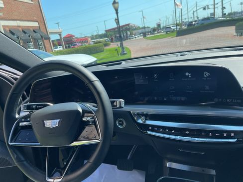 Used 2024 Cadillac Lyriq Luxury AWD/4WD image 17