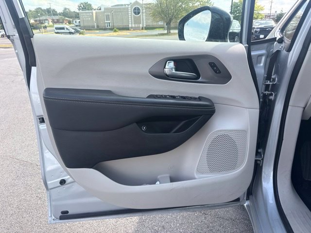 Used 2024 Chrysler Pacifica Limited FWD image 12