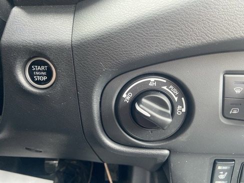 Used 2024 Nissan Frontier SL image 18