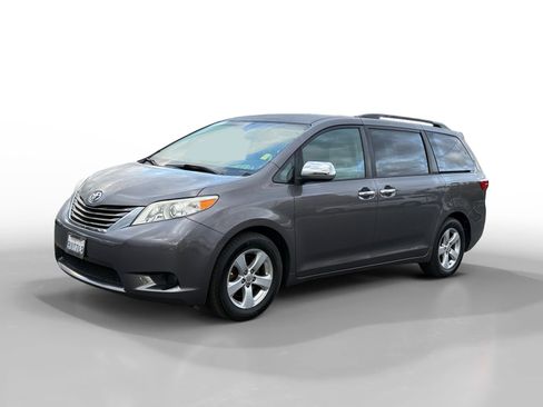 Used 2017 Toyota Sienna LE image 1