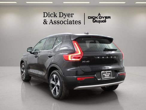 Used 2024 Volvo XC40 B5 Plus AWD/4WD image 9