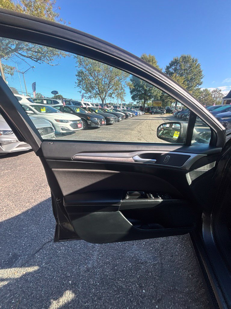 Used 2017 Ford Fusion SE FWD image 19