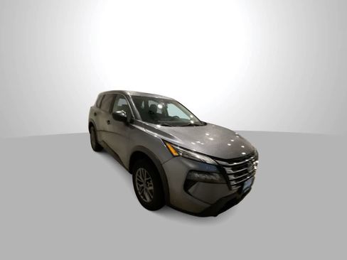 Used 2024 Nissan Rogue S image 2