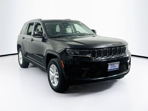 Used 2023 Jeep Grand Cherokee Laredo AWD/4WD image 3