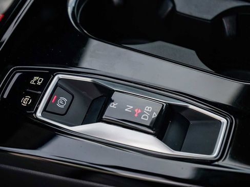 Used 2025 Audi Q6 e-tron Premium Plus image 21