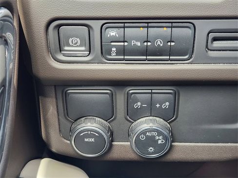 Used 2023 Chevrolet Suburban LT image 24