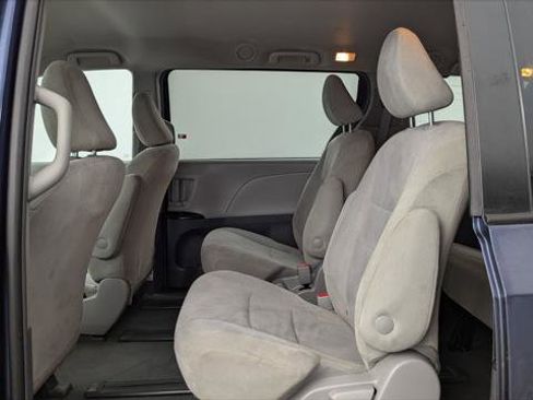 Used 2019 Toyota Sienna L image 16