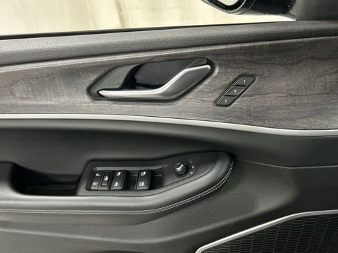 Used 2023 Jeep Grand Cherokee Limited w/ Luxury Tech Group II image 11