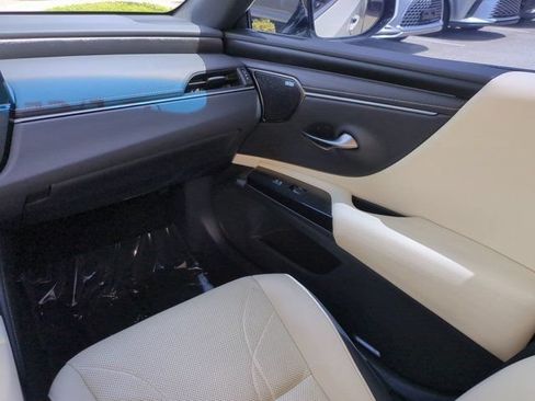 Certified 2022 Lexus ES 300h Ultra Luxury w/ Accessory Package 2 FWD image 16