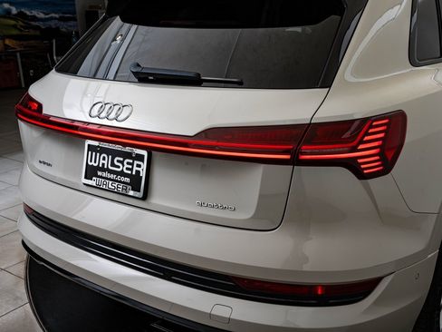 Used 2021 Audi e-tron Prestige w/ Prestige Package image 9