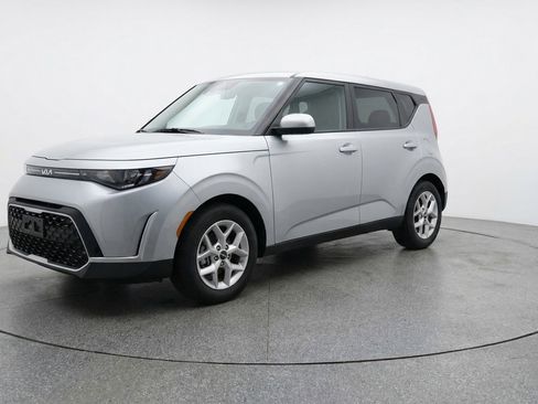 Used 2025 Kia Soul LX w/ LX Technology Package FWD image 3