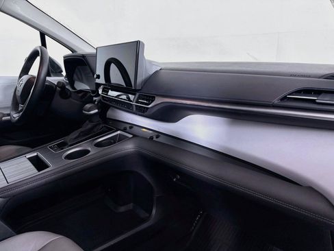 Certified 2025 Toyota Sienna XLE FWD image 43