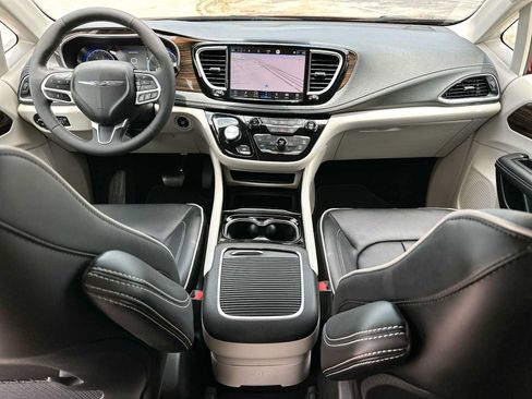 Used 2023 Chrysler Pacifica Limited AWD/4WD image 25