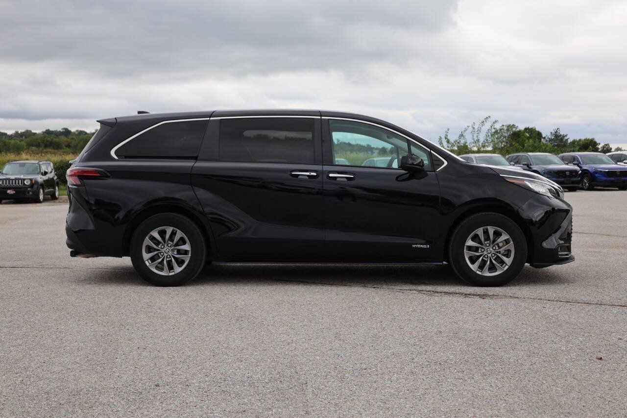 Used 2021 Toyota Sienna XLE FWD image 7