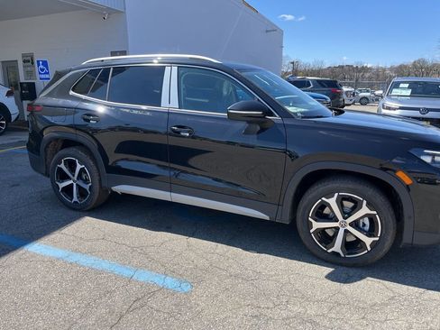 New 2025 Volkswagen Tiguan SE image 8