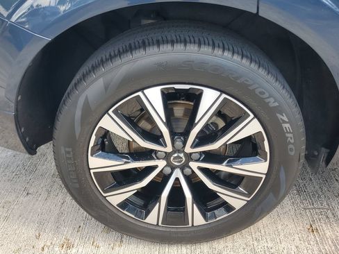 Certified 2024 Volvo XC60 B5 Plus AWD/4WD image 7