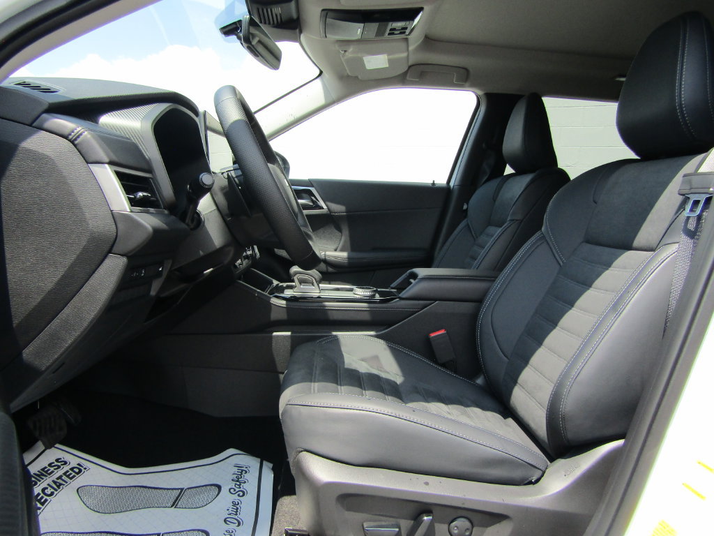 Used 2026 Mitsubishi Outlander AWD image 3