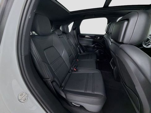 Certified 2019 Porsche Cayenne E-Hybrid AWD/4WD image 32