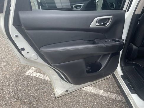 Used 2019 Nissan Pathfinder SV AWD/4WD image 15