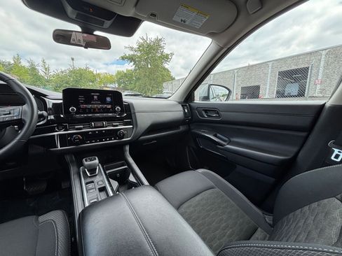 Used 2025 Nissan Pathfinder SV FWD image 38
