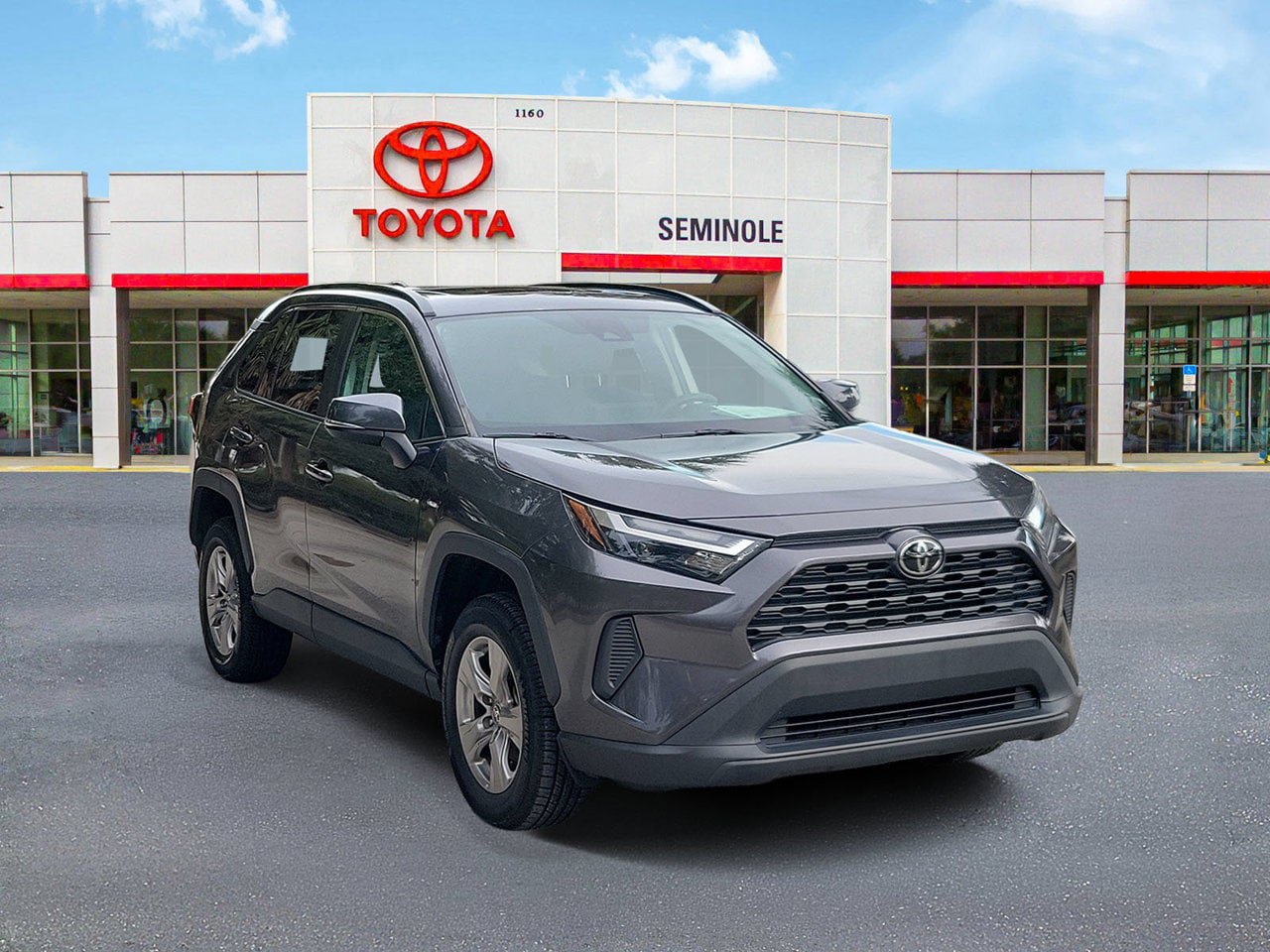 Used 2022 Toyota RAV4 XLE w/ Convenience Package FWD image 2