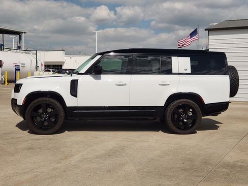 Used 2024 Land Rover Defender 130 X-Dynamic SE image 4