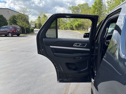 Used 2017 Ford Explorer XLT image 29