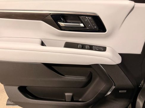 Used 2025 Chevrolet Suburban Premier image 13