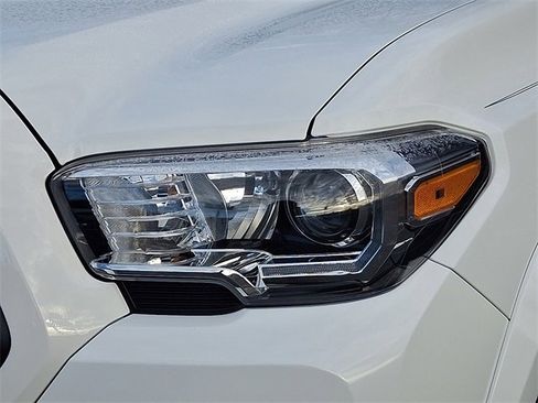 Used 2022 Toyota Tacoma TRD Sport image 9