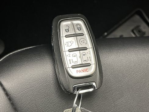 Used 2025 Chrysler Pacifica Select FWD image 27