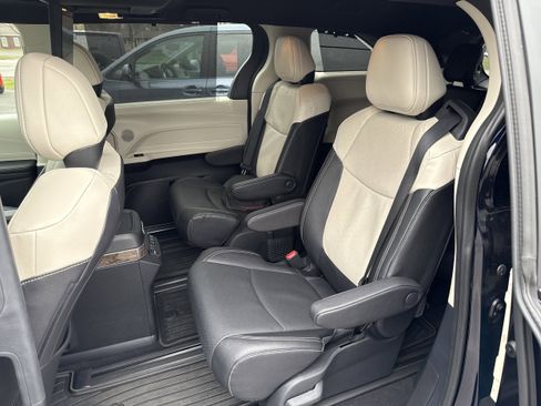 Used 2025 Toyota Sienna Platinum image 36