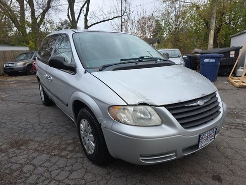 Used 2005 Chrysler Town & Country image 5