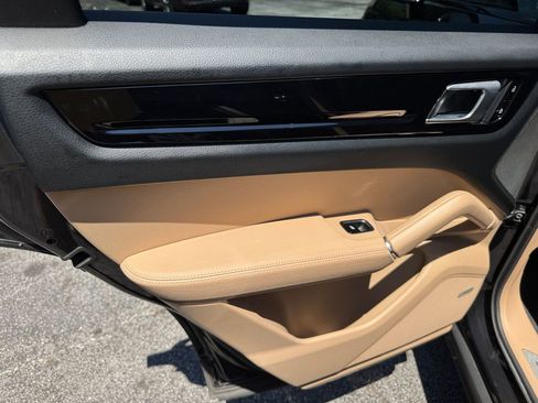 Used 2019 Porsche Cayenne E-Hybrid w/ Premium Plus Package AWD/4WD image 27