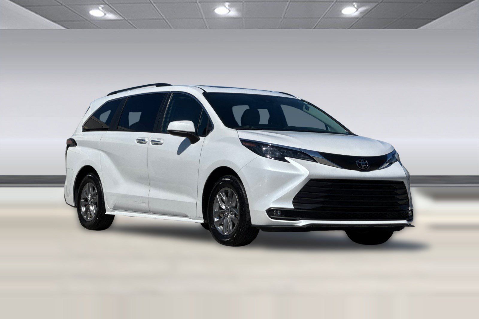 Used 2026 Toyota Sienna XLE FWD image 7
