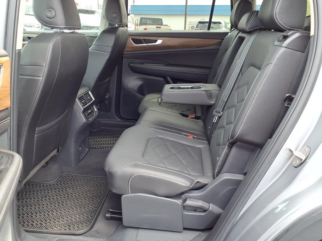 Used 2025 Volkswagen Atlas SE AWD/4WD image 6