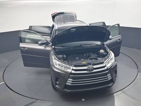 Used 2017 Toyota Highlander XLE AWD/4WD image 40
