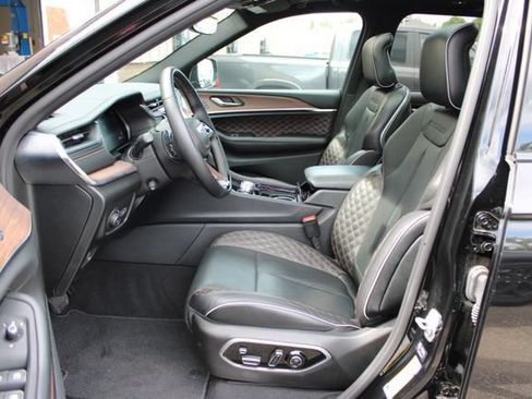 Used 2025 Jeep Grand Cherokee Summit w/ Obsidian Package AWD/4WD image 12