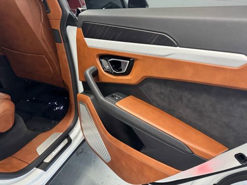 Used 2021 Lamborghini Urus image 32
