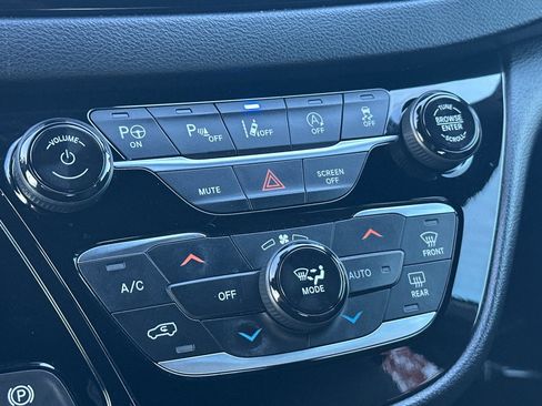 Used 2020 Chrysler Pacifica Touring-L Plus image 22