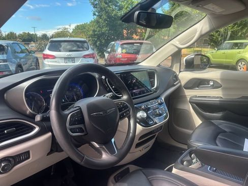 Used 2023 Chrysler Pacifica Touring-L FWD image 22