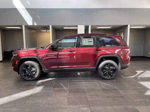 New 2025 Jeep Grand Cherokee Limited w/ Luxury Tech Group II image 7
