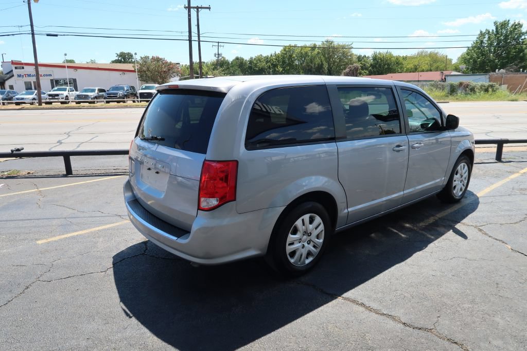 Used 2018 Dodge Grand Caravan SE w/ UConnect Hands-Free Group FWD image 3